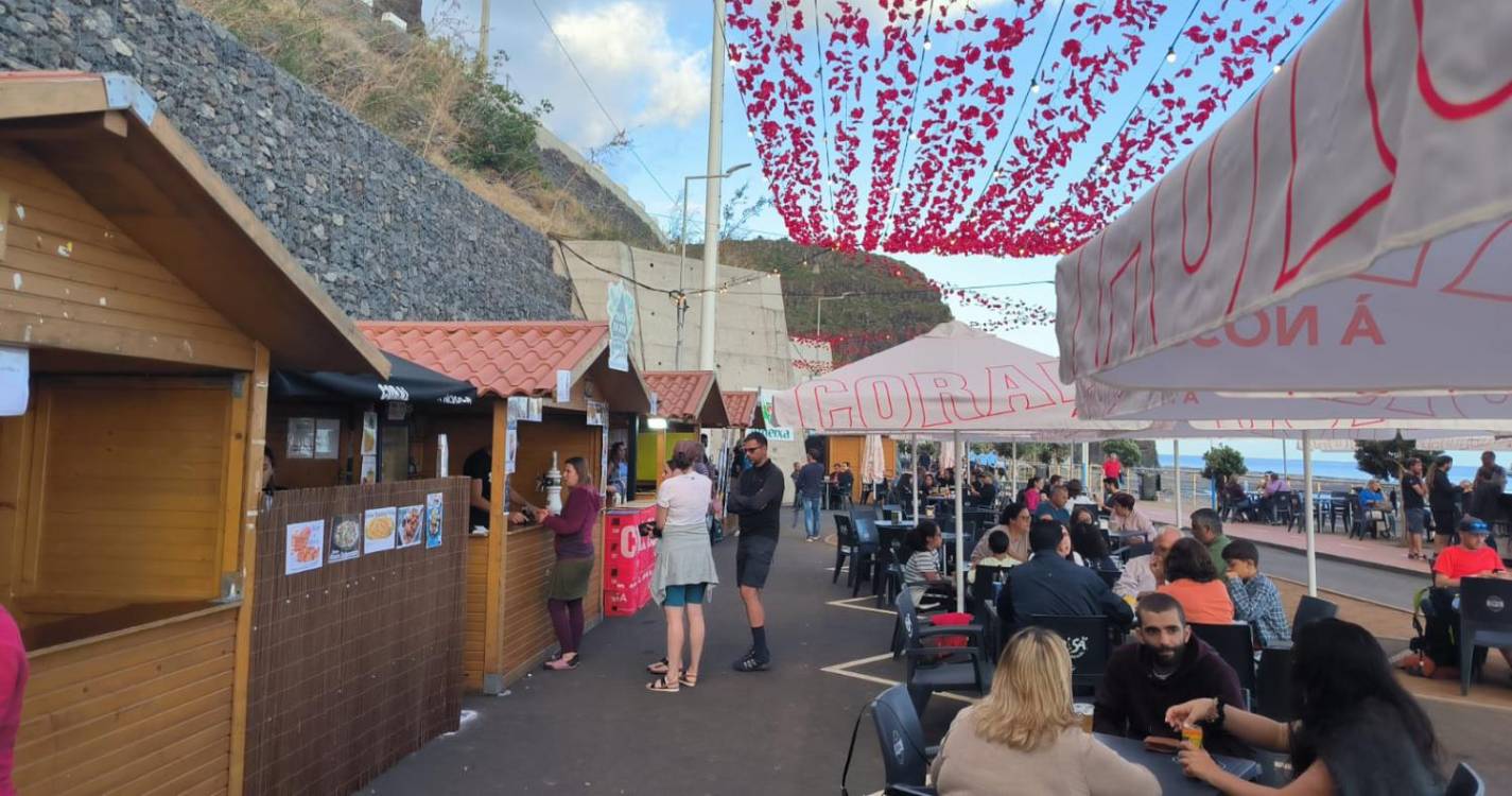 Mais uma noite animada na Ribeira Brava com cerveja, petiscos e música