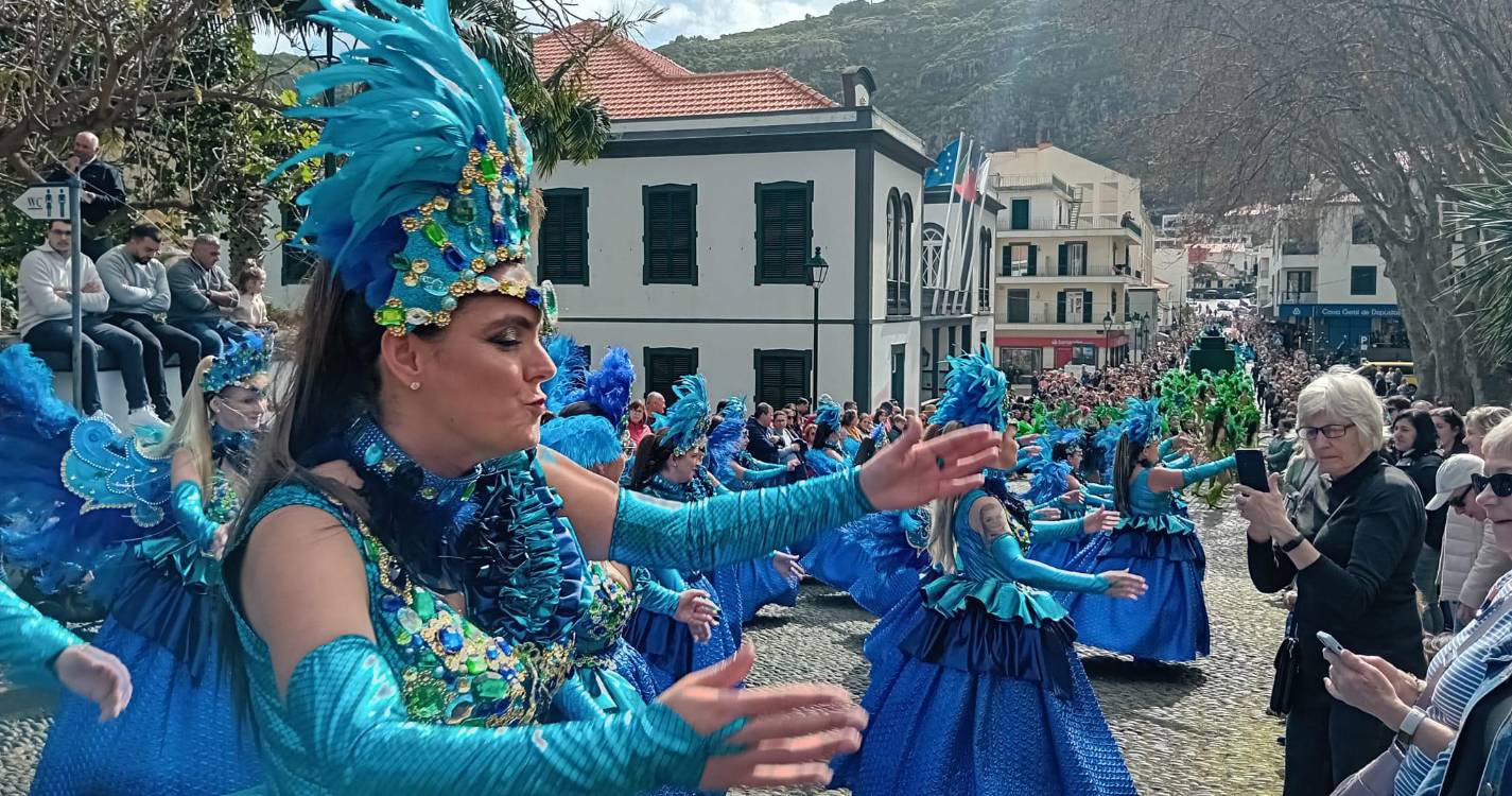 Machico a abarrotar para assistir ao cortejo de Carnaval (com fotos)