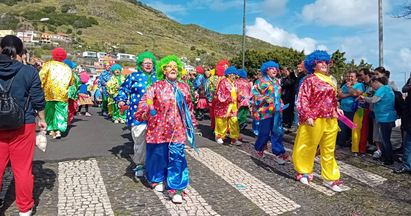 Machico a abarrotar para assistir ao cortejo de Carnaval (com fotos)