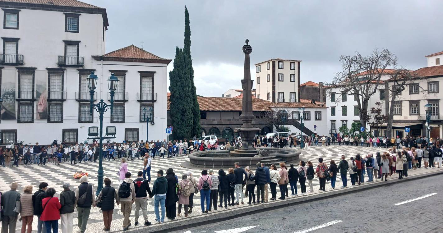 Mais de uma centena de mãos dadas contra o cancro (com fotos)