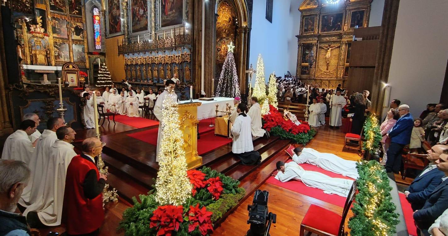 Novos sacerdotes tornaram-se hoje “a presença de Deus no meio do povo” (com fotos)