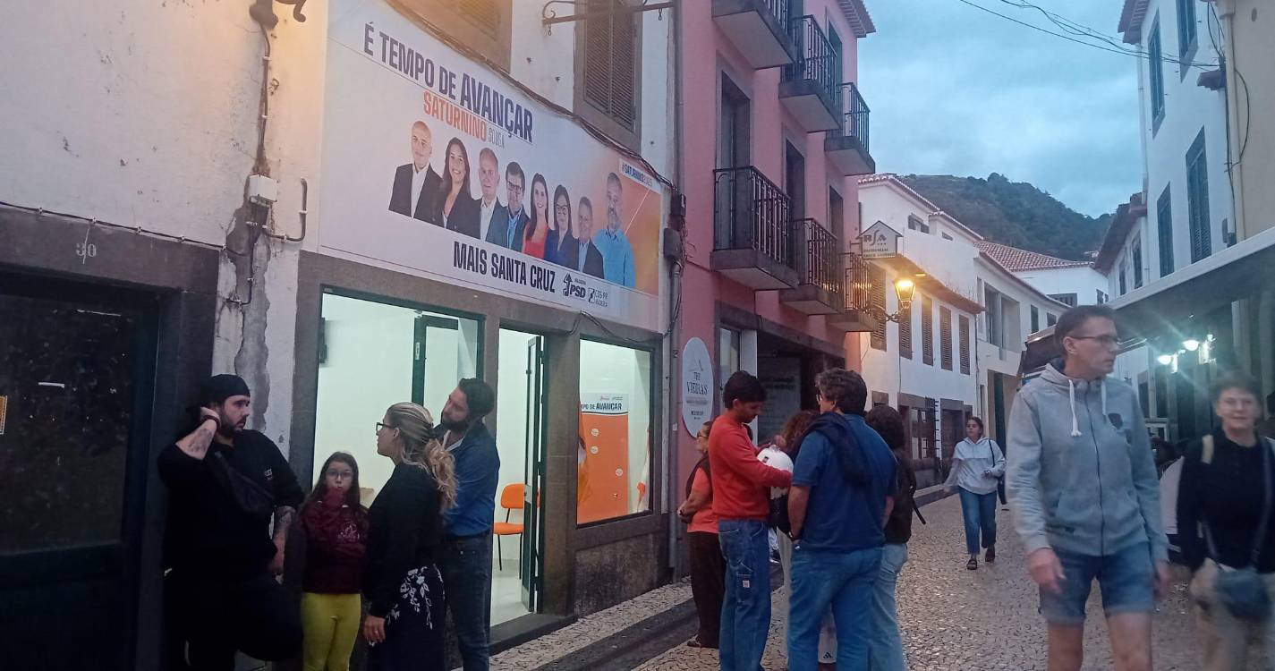 Alguns militantes do PSD concentram-se na rua em frente à sede de campanha de Saturnino Sousa