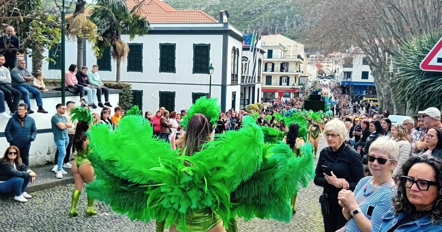 Machico a abarrotar para assistir ao cortejo de Carnaval (com fotos)