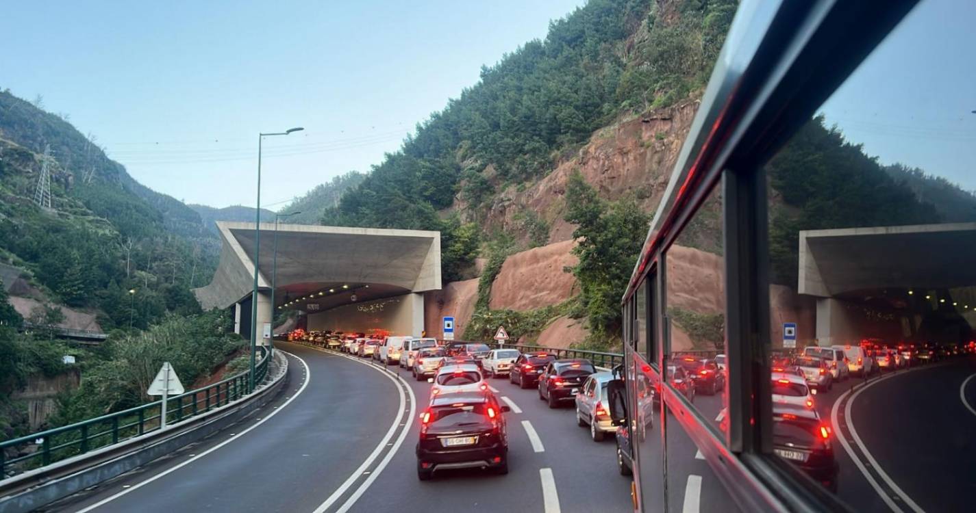 Acidente na Pena entope Via Rápida