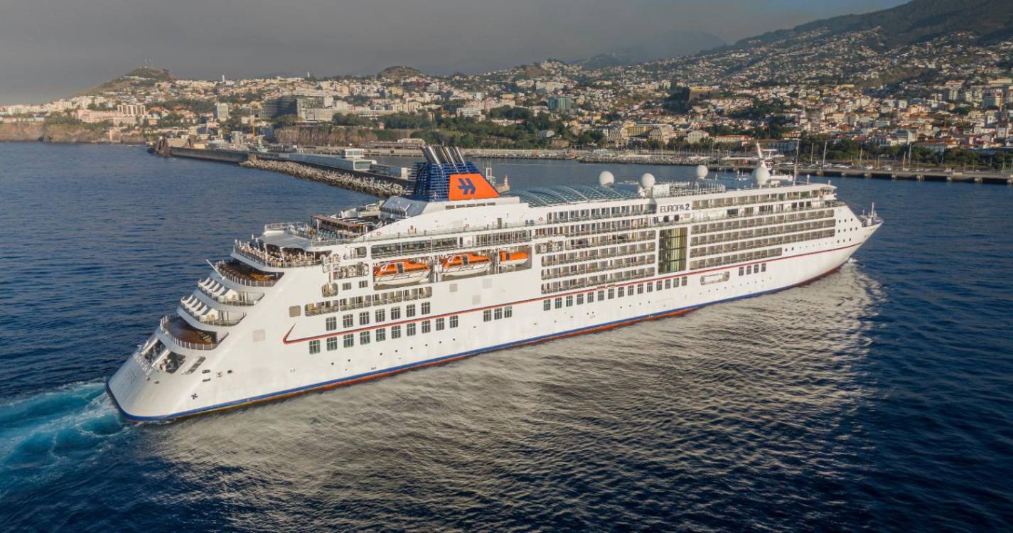 Europa 2, no cais norte do Porto do Funchal, traz quase 900 pessoas