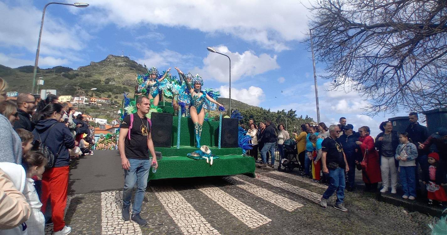 Machico a abarrotar para assistir ao cortejo de Carnaval (com fotos)