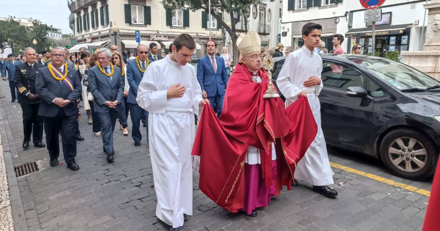 Combate ao baixo salário médio faz-se com mais formação