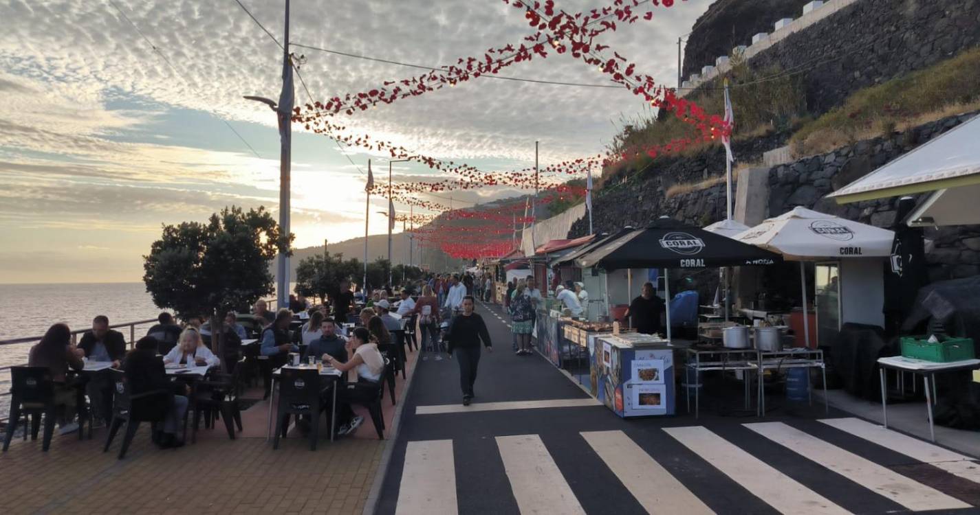 Mais uma noite animada na Ribeira Brava com cerveja, petiscos e música