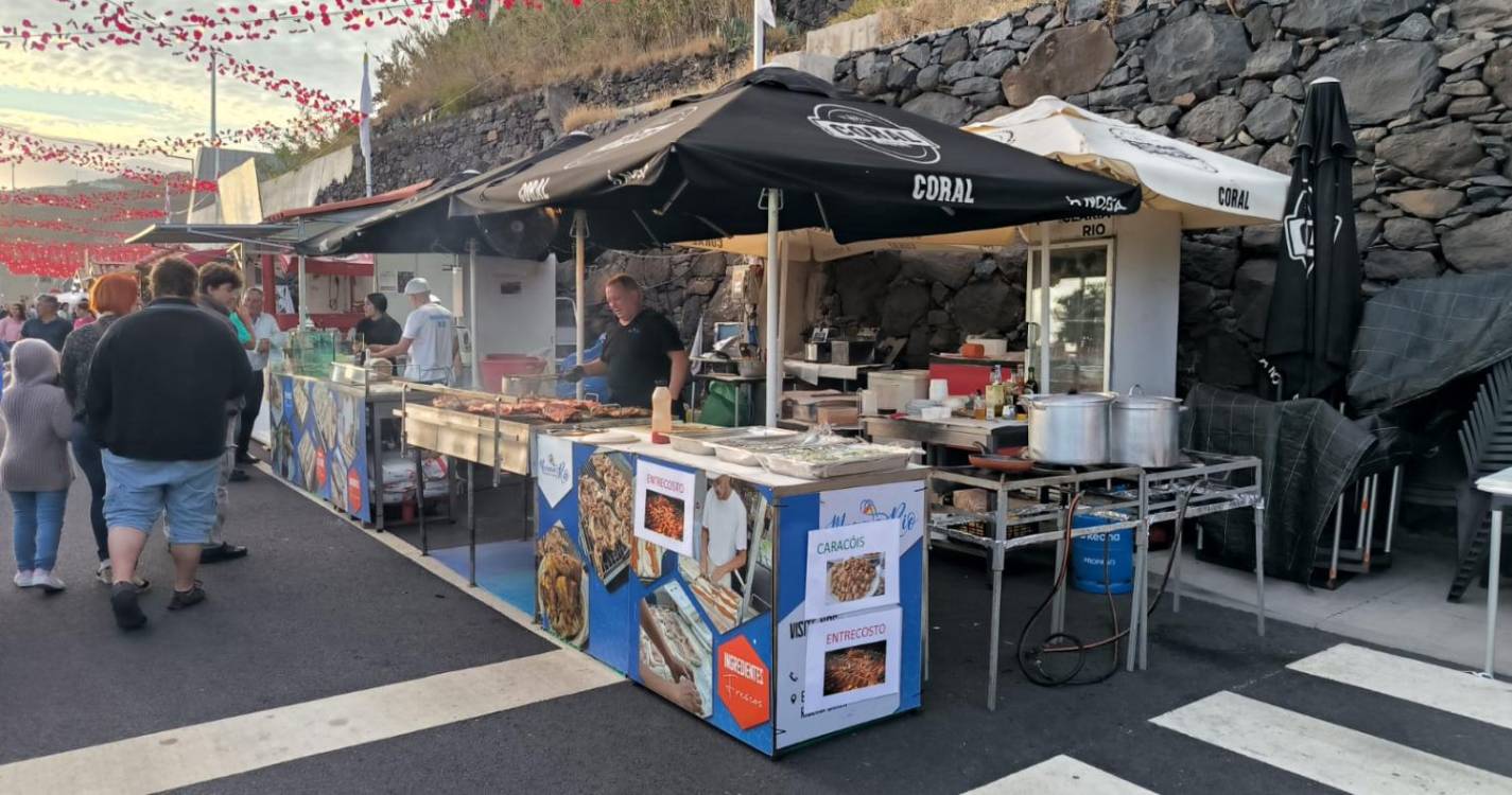 Mais uma noite animada na Ribeira Brava com cerveja, petiscos e música