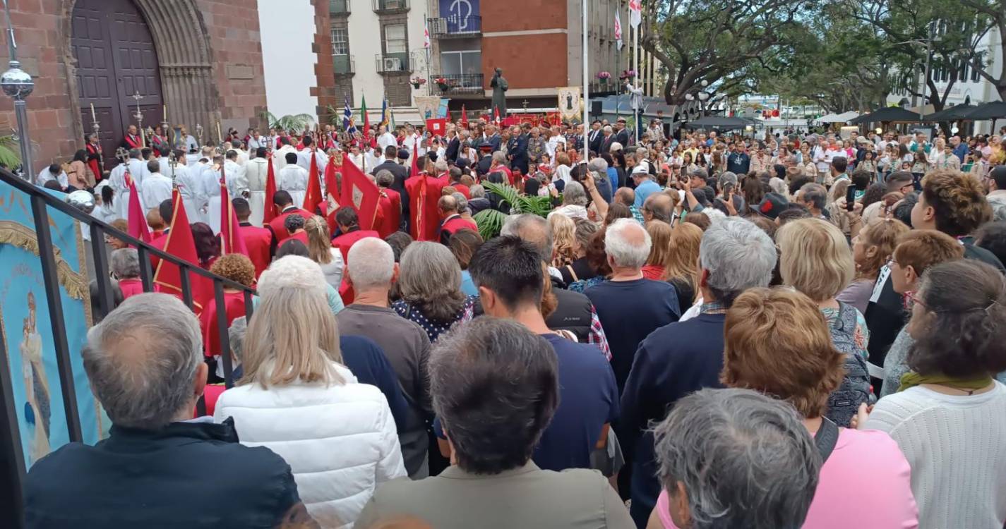 Milhares de pessoas assistem à procissão do Corpo de Deus no Funchal (com fotos)