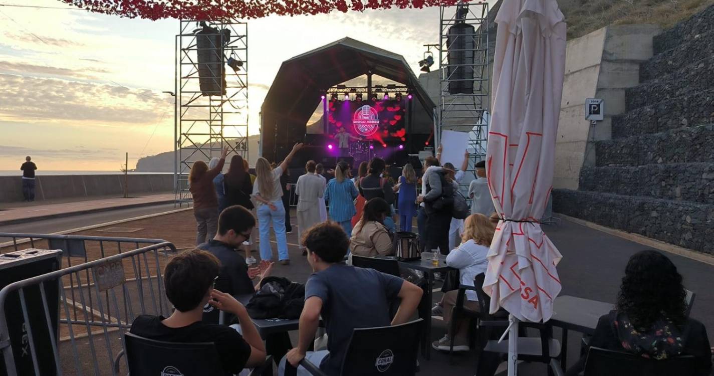 Mais uma noite animada na Ribeira Brava com cerveja, petiscos e música