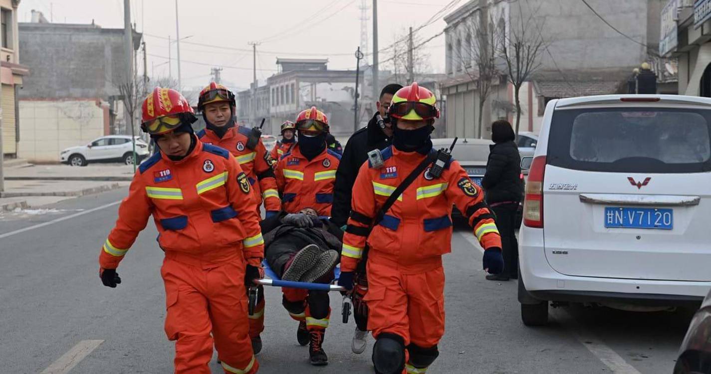 Sobe para 135 o número de mortos após sismo no noroeste da China