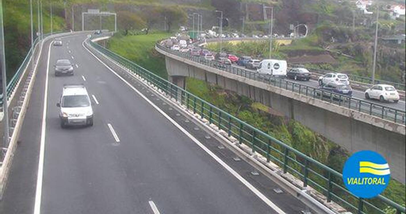 Acidente na saída de Câmara de Lobos cria enorme fila de trânsito na via rápida