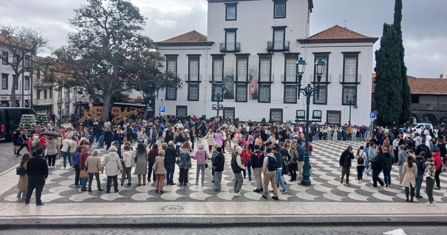 Mais de uma centena de mãos dadas contra o cancro (com fotos)