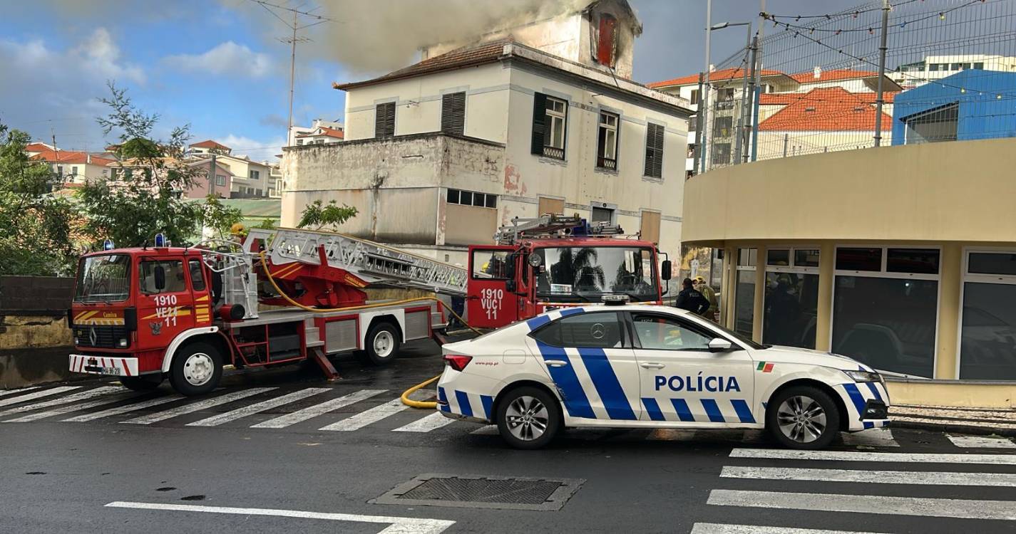 Incêndio consome casa devoluta no Funchal (com vídeo)