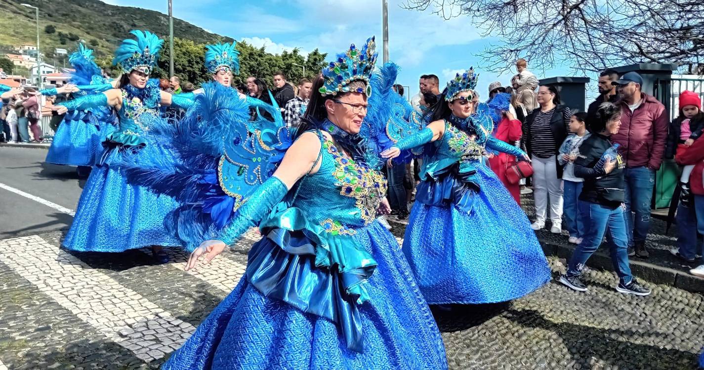 Machico a abarrotar para assistir ao cortejo de Carnaval (com fotos)