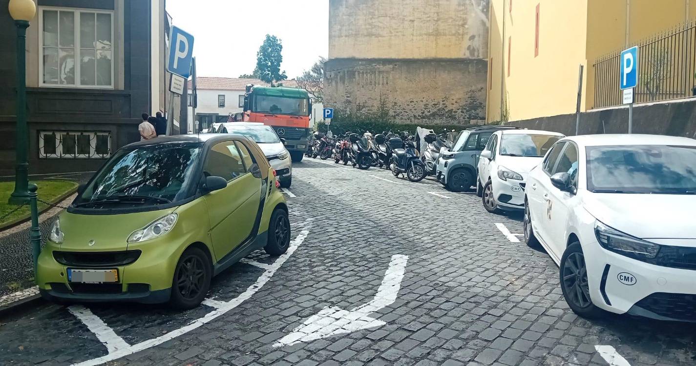 Camião volta a ficar bloqueado pelo terceiro dia consecutivo na Rua Francisco Franco