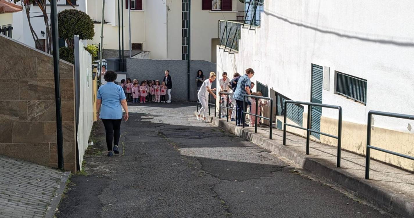 Simulacro de incêndio mobilizou crianças e adultos no Infantário Donamina