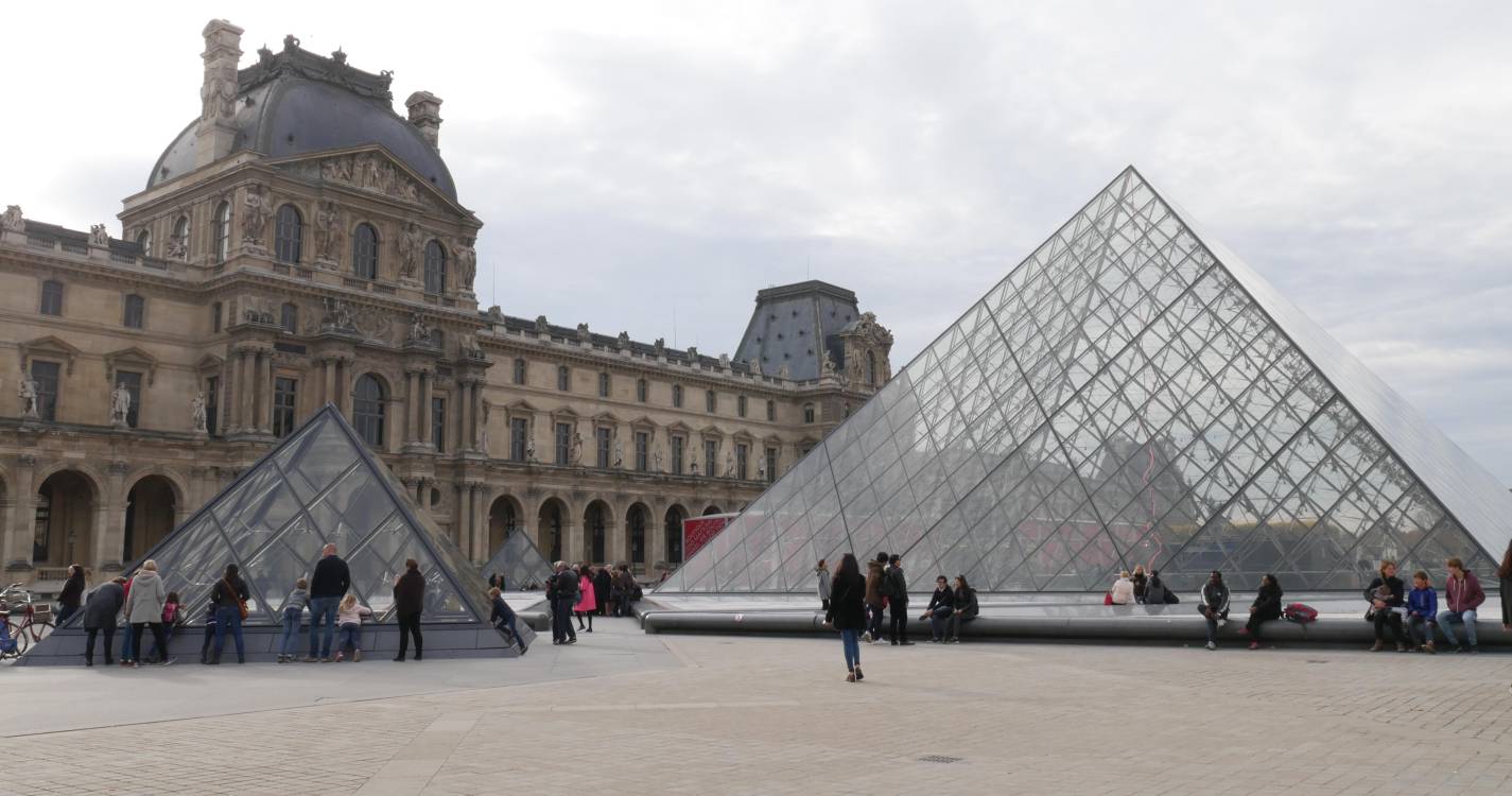 Cinco novos suspeitos do assalto ao Louvre detidos pelas autoridades francesas