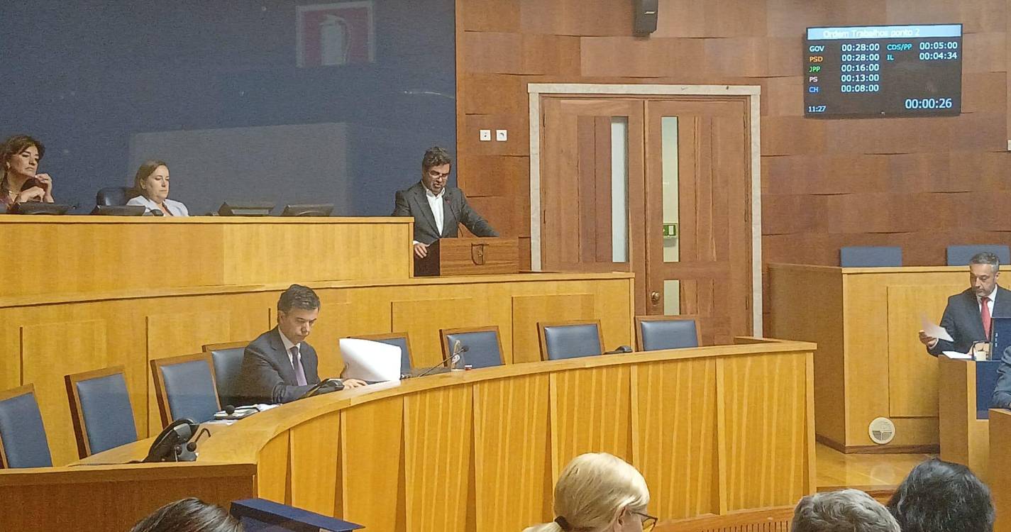 “Gestão corrente e mediatista”, diz a IL