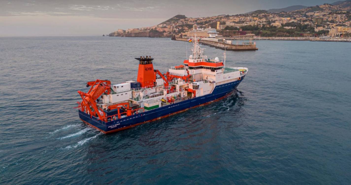 Navio oceanográfico alemão ‘pinta’ pela primeira vez paisagem da baía funchalense