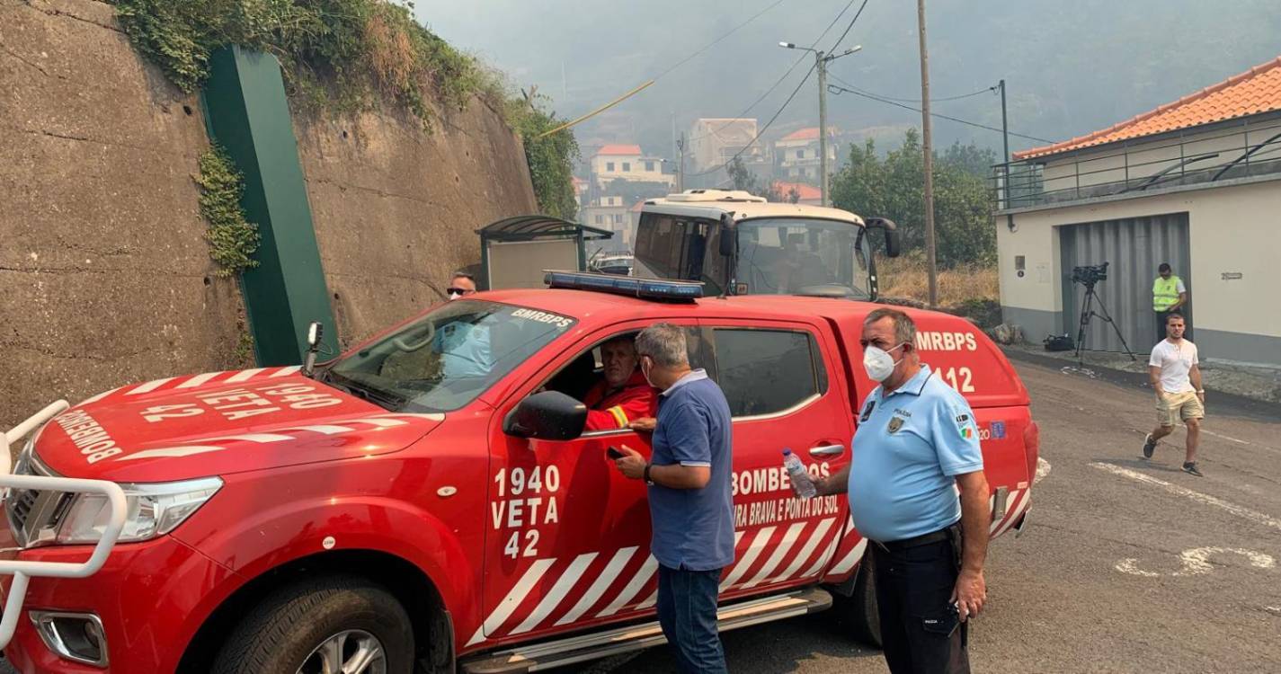 Chamas aproximam-se de residências na Fajã dos Vinháticos (com vídeo)