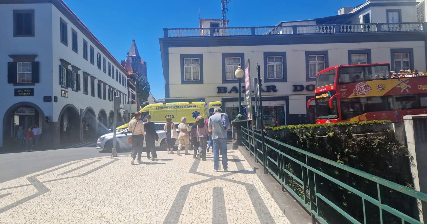 Homem cai no interior do Bazar do Povo