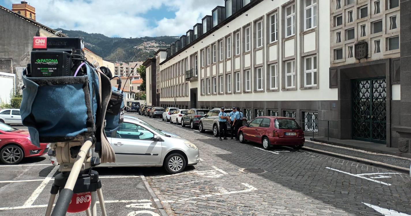 Violência doméstica: PSP monta perímetro de segurança à porta do tribunal