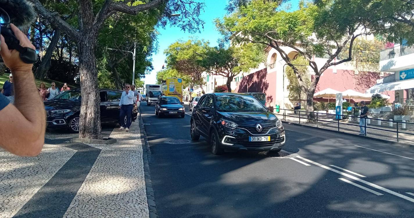Cerca de 50 profissionais de TVDE buzinam entre a Quinta Vigia e a Assembleia a pedir que os deixem trabalhar