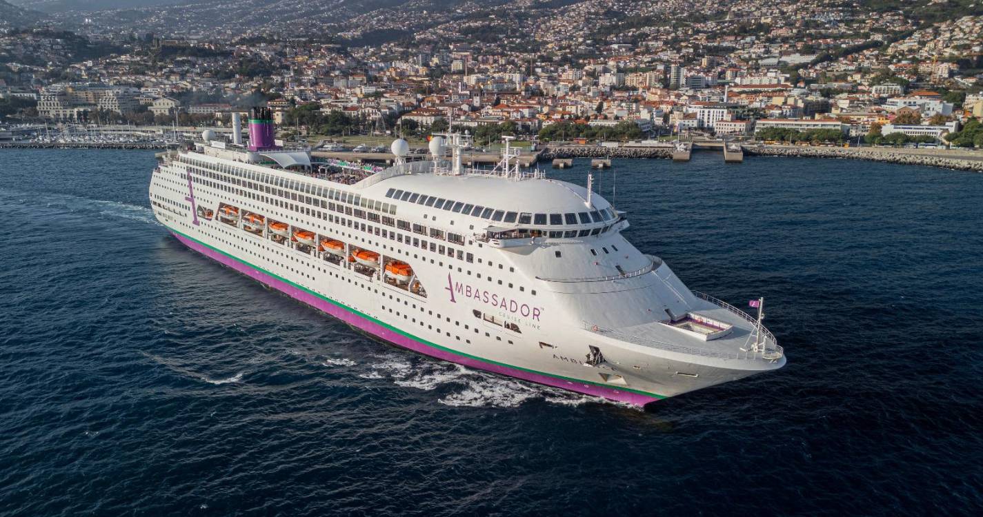 Navio regressa ao Funchal para desembarque médico