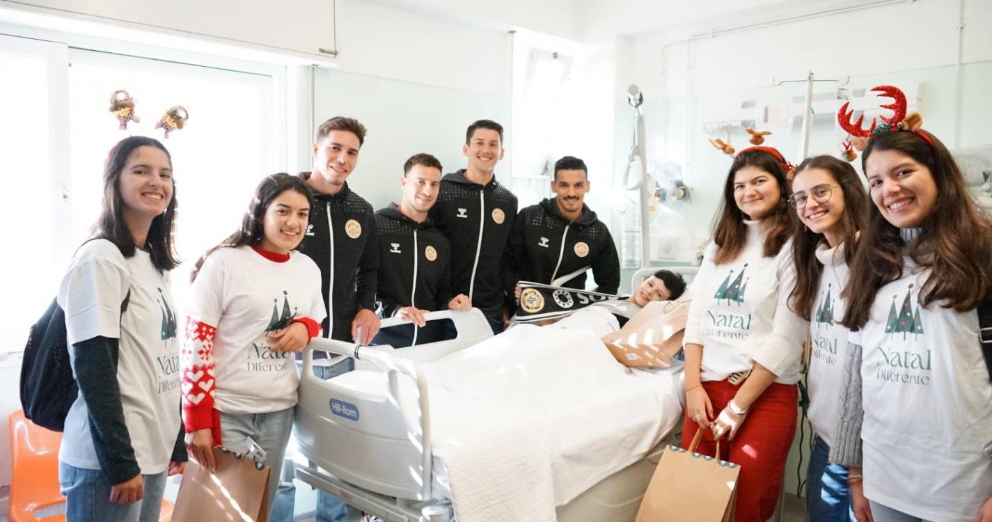 Nacional distribuiu prendas de Natal por crianças hospitalizadas