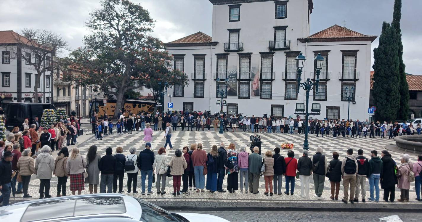 Mais de uma centena de mãos dadas contra o cancro (com fotos)