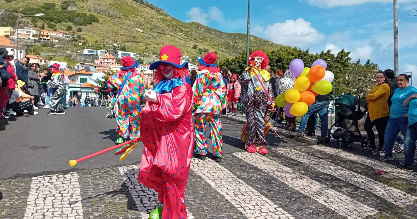 Machico a abarrotar para assistir ao cortejo de Carnaval (com fotos)