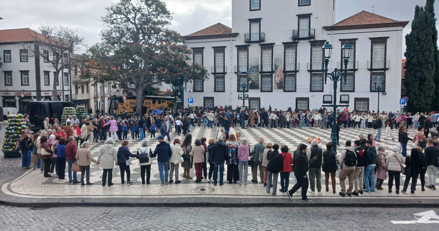 Mais de uma centena de mãos dadas contra o cancro (com fotos)