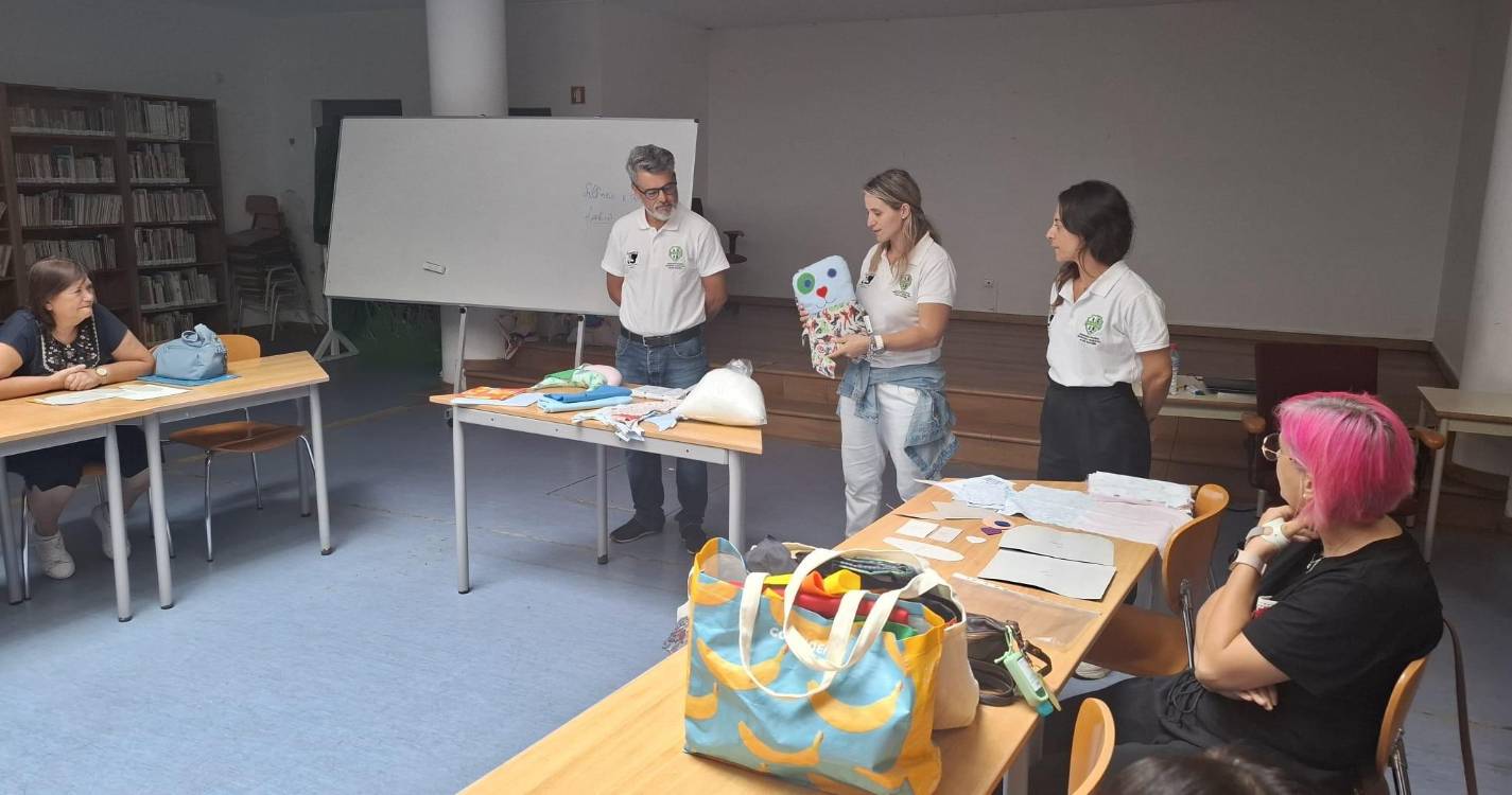 Alunas da Universidade Sénior da Ribeira Brava aprendem a fazer Naninhas do Bem