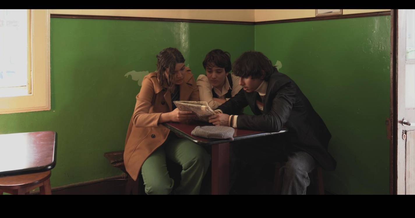 Curta-metragem realizada por alunos e professores da EB23 Caniço celebra os 50 anos da revolução do 25 de Abril