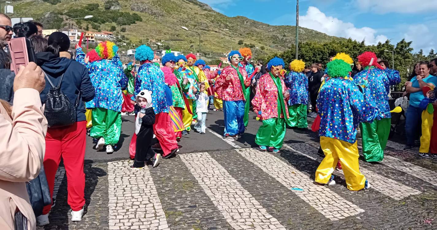 Machico a abarrotar para assistir ao cortejo de Carnaval (com fotos)