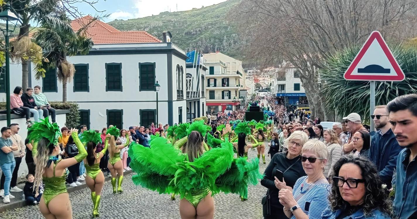 Machico a abarrotar para assistir ao cortejo de Carnaval (com fotos)