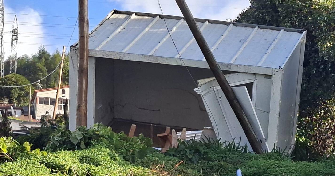 Veja as imagens de destroços provocados pelo mau tempo em diferentes pontos da ilha