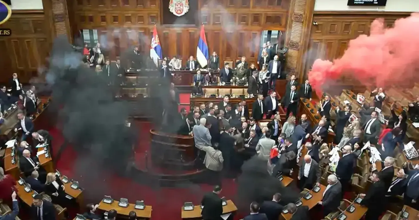 Pelo menos três deputados sérvios feridos em protesto da oposição com granadas de fumo