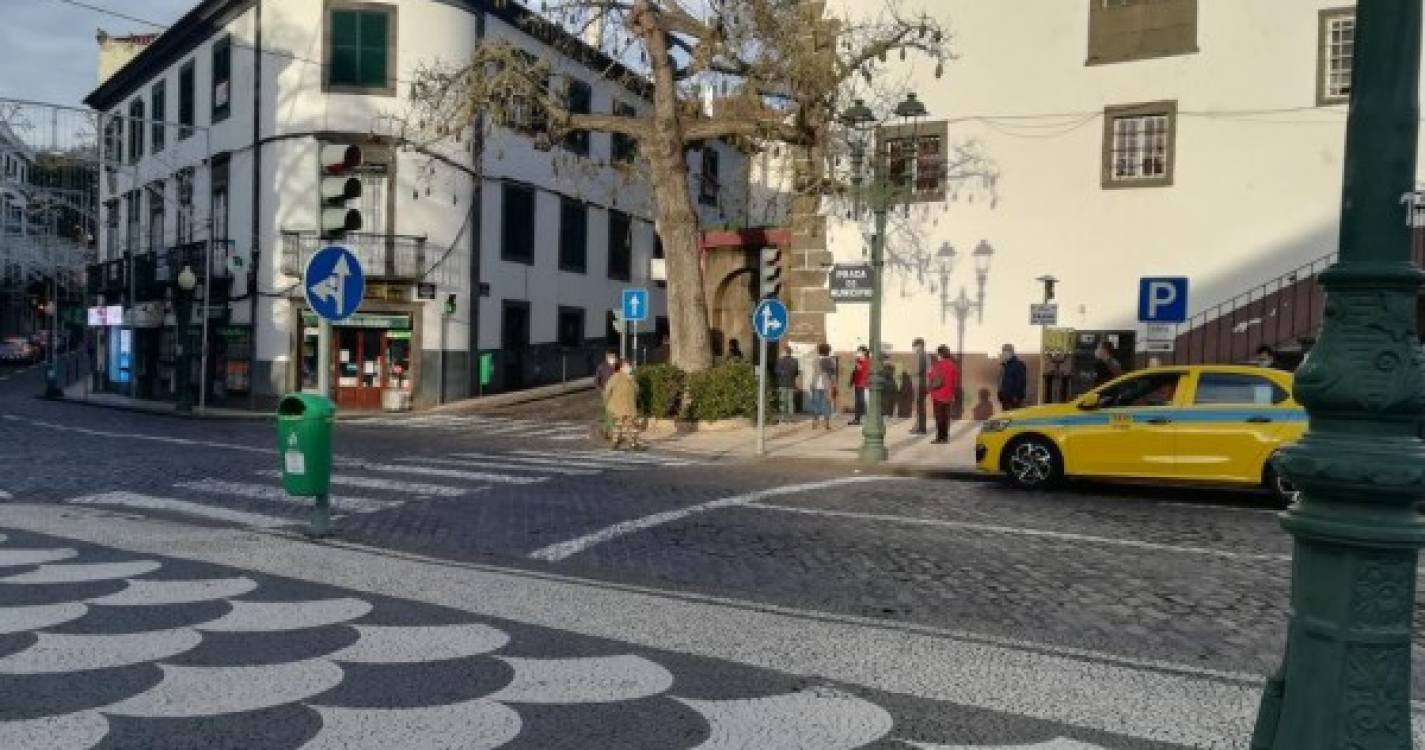 Já se formam no Funchal longas filas para votar