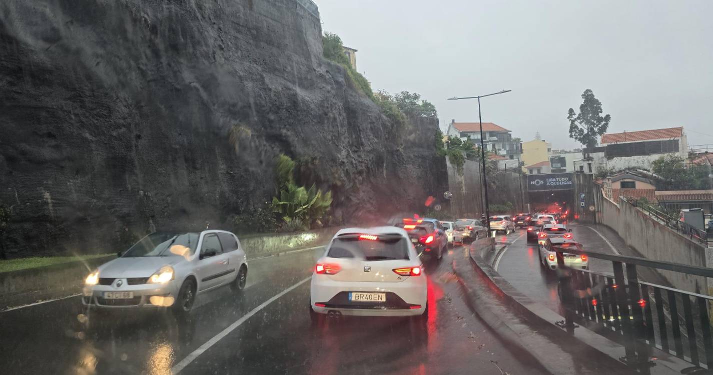 Chuva gera caos no trânsito do Funchal