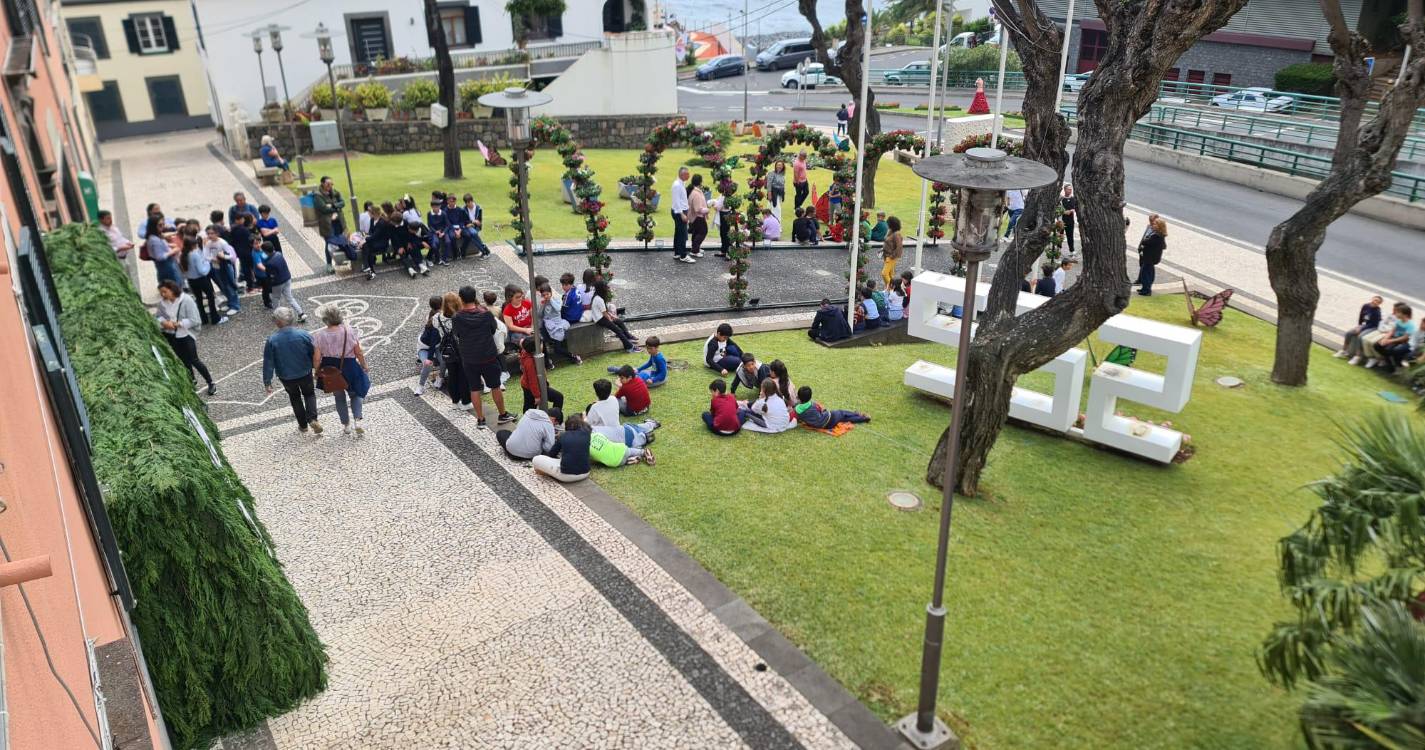 Cem crianças construíram Mural da Flor na Calheta