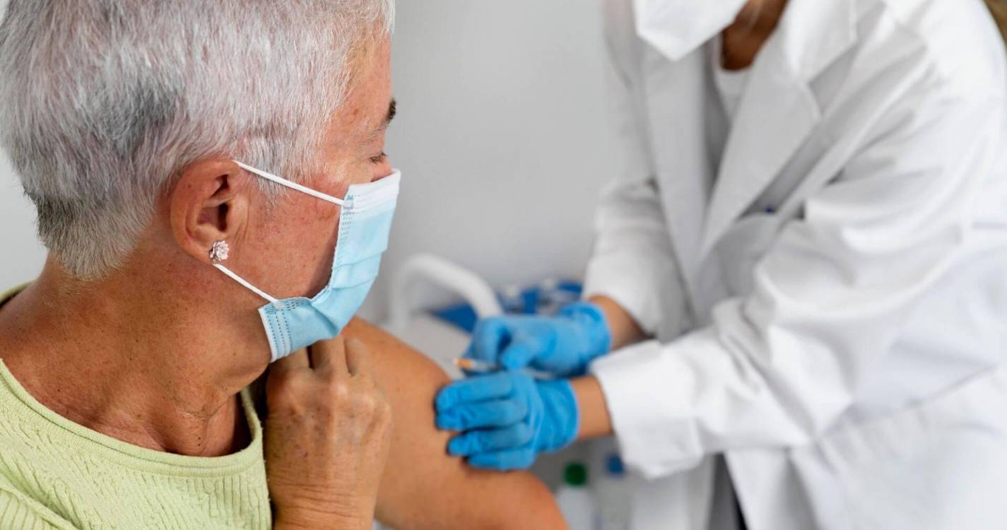 Vacinação de maiores de 60 anos contra VSR reduz infeções e custos no SNS