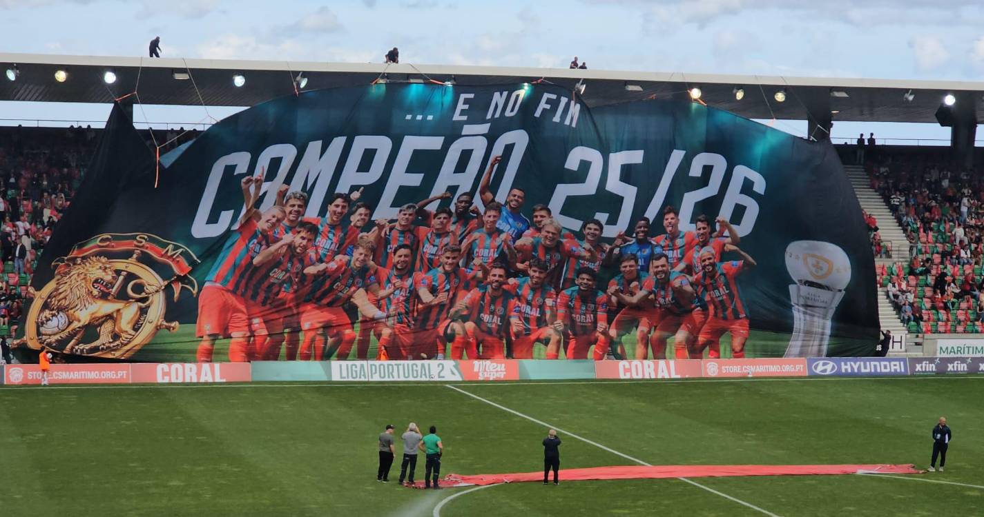 Tarja gigante homenageou campeões (com vídeos)
