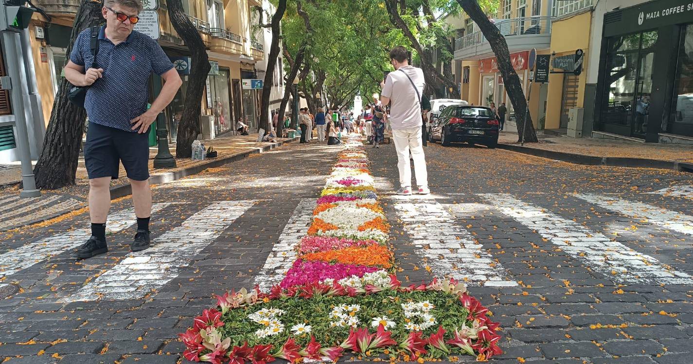 Centenas de fiéis preparam a cerimónia do Corpo de Deus no Funchal