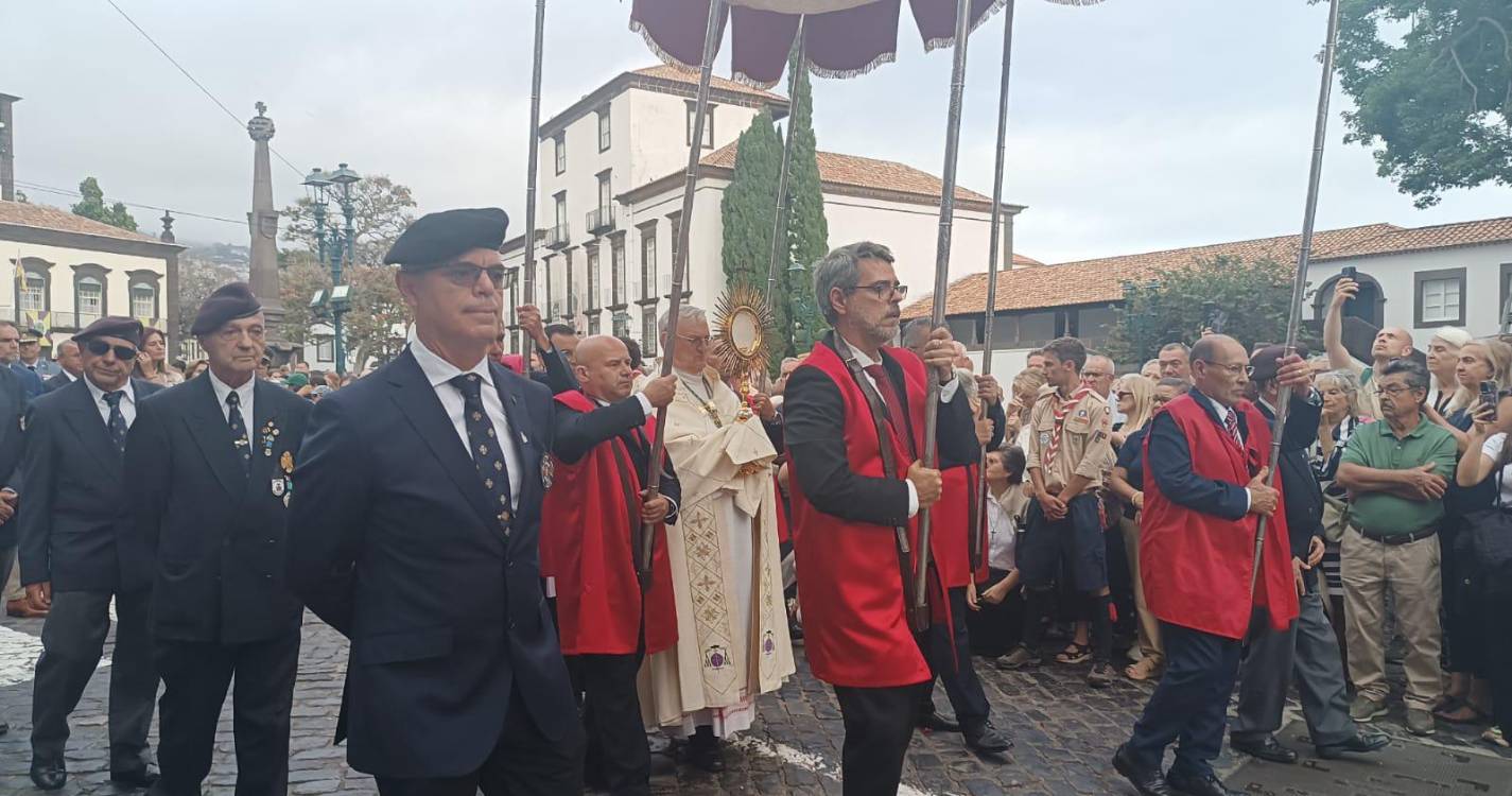 Procissão do Corpo de Deus decorre entre o Colégio e a Sé (com fotos)