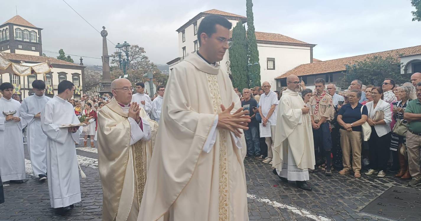 Procissão do Corpo de Deus decorre entre o Colégio e a Sé (com fotos)