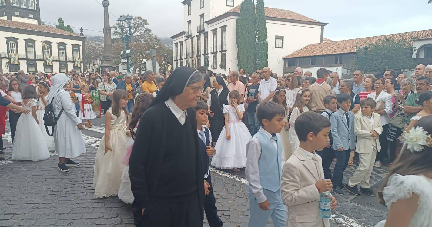 Procissão do Corpo de Deus decorre entre o Colégio e a Sé (com fotos)
