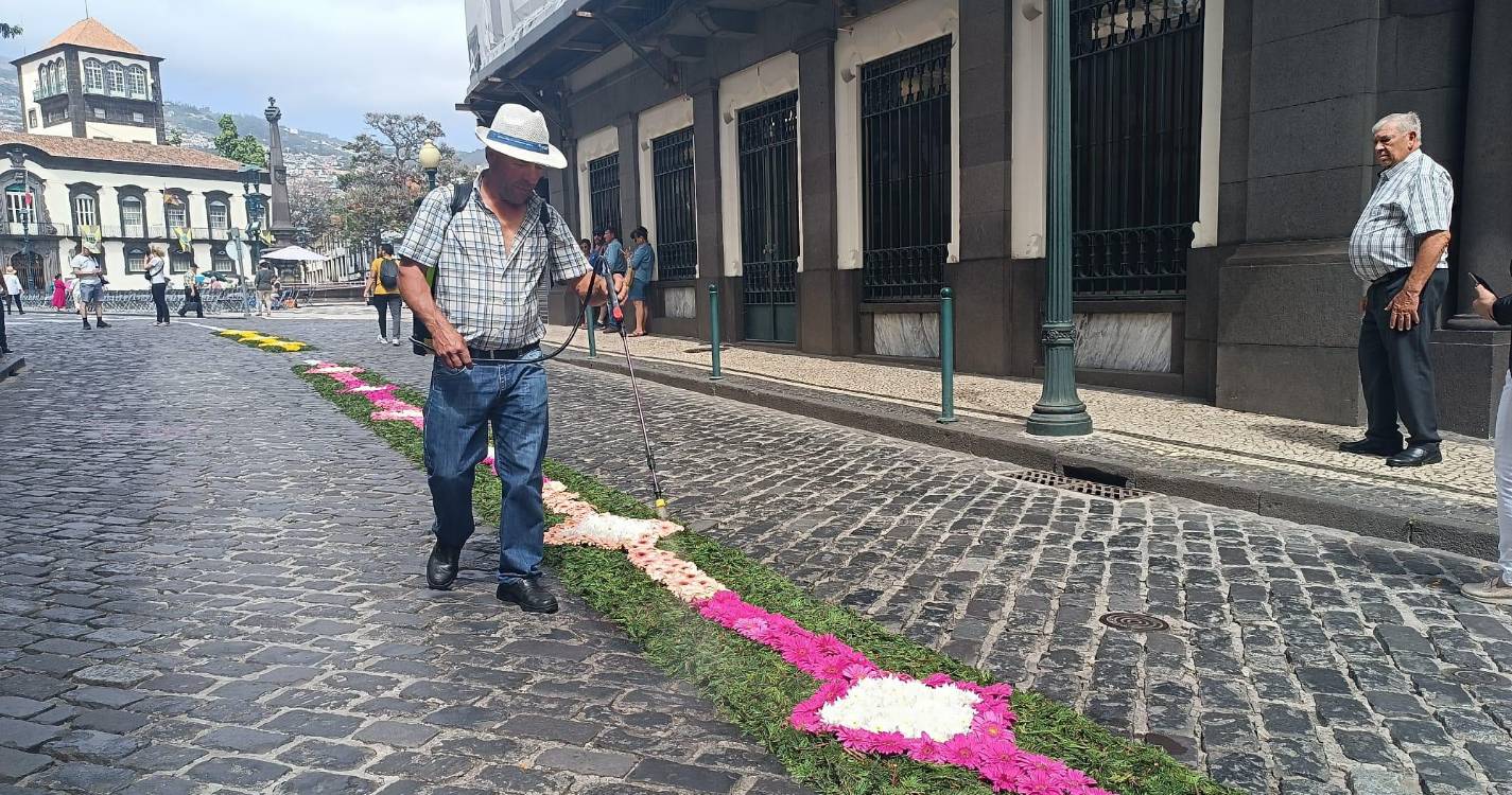 Centenas de fiéis preparam a cerimónia do Corpo de Deus no Funchal